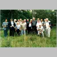 905-1325 Ostpreussenreise 2004. Die Reisegruppe im Wohnzimmer der Rudats in Gross Ponnau.jpg